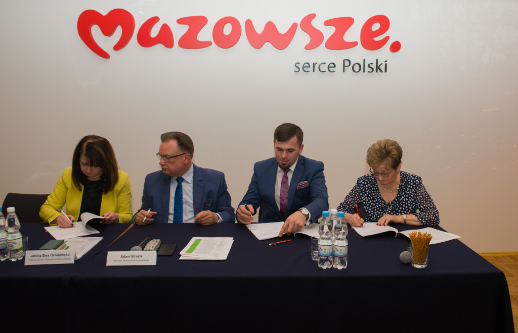 W dniu 7 maja 2019 r. Gmina Raciąż podpisała umowę o przyznaniu pomocy z Urzędem Marszałkowskim na realizację operacji pn. „Przebudowa drogi gminnej Unieck -Maryśka Nr 301022W” w ramach Programu Rozwoju Obszarów Wiejskich na lata 2014-2020.